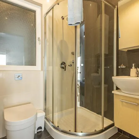 Spacious St Julians Sleep 7 Huge Terrace By Quicktrips