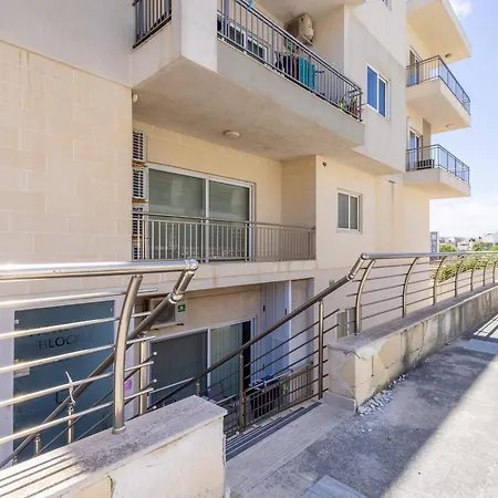 Spacious St Julians Sleep 7 Huge Terrace Apartment *