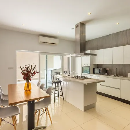 Spacious St Julians Sleep 7 Huge Terrace By Quicktrips *
